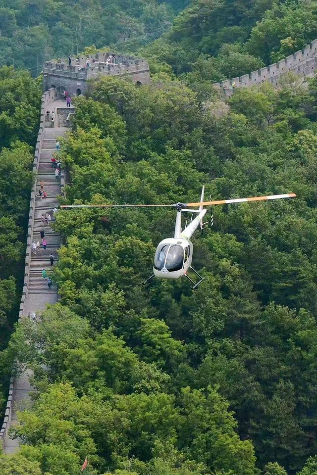 游客可乘直升机游览长城 空中俯瞰慕田峪全貌