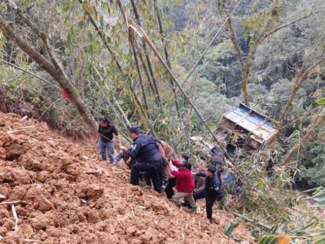 司机倒土时连人带车翻下山沟 紧急救援脱险